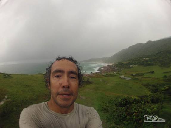 Selfie em dia de muita chuva na trilha entre a Guarda do Embaú e a praia da Pinheira, litoral sul de Santa Catarina